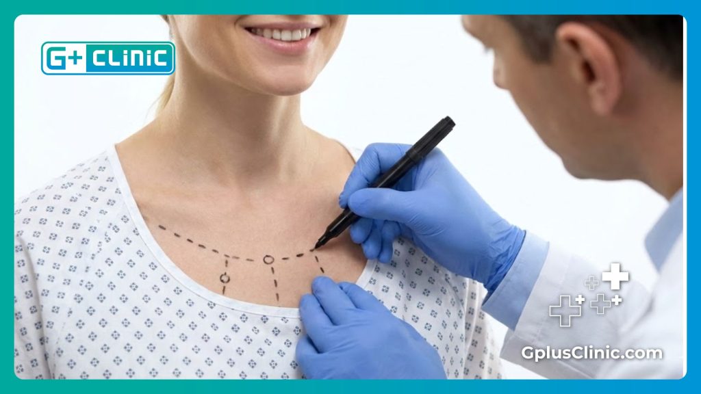 Хирург делает разметку на груди пациента перед операцией