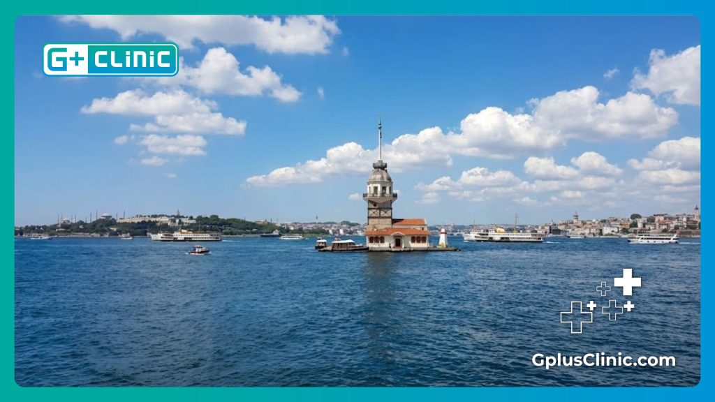 Панорамный вид на пролив Босфор и Девичью башню в Стамбуле.