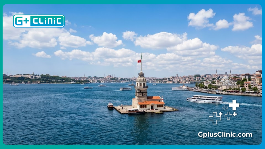 Врач гостеприимно приветствует пациента на фоне пролива Босфор в Стамбуле.