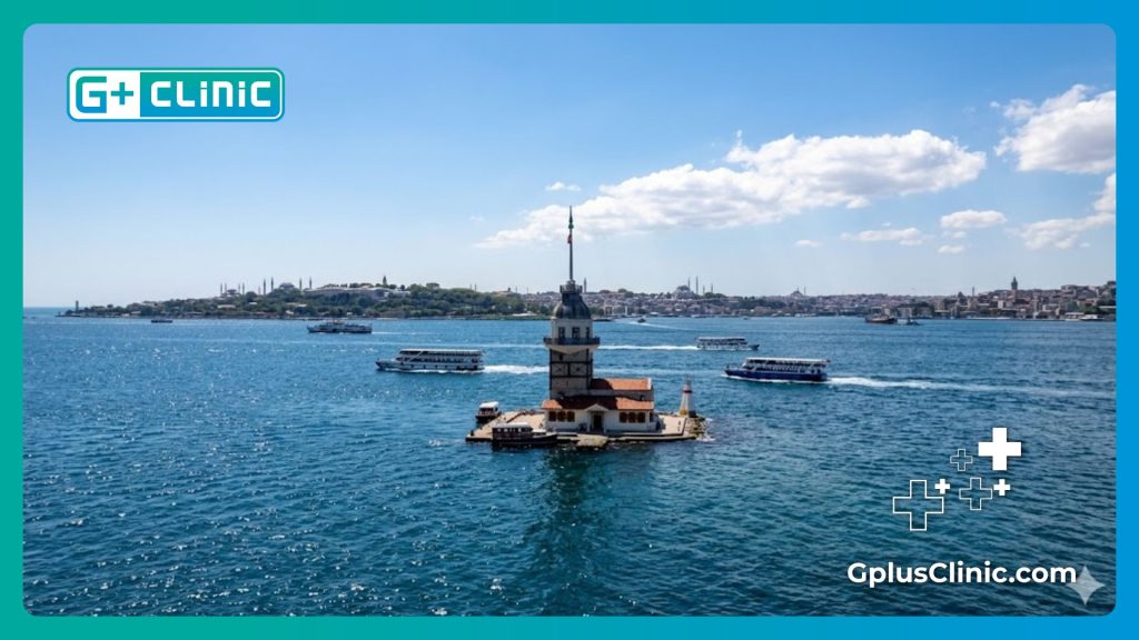 Doctor amable dando la bienvenida a un paciente internacional en Estambul