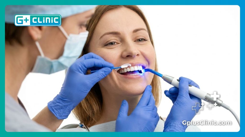 Gros plan sur un sourire parfait et des dents blanches après le traitement