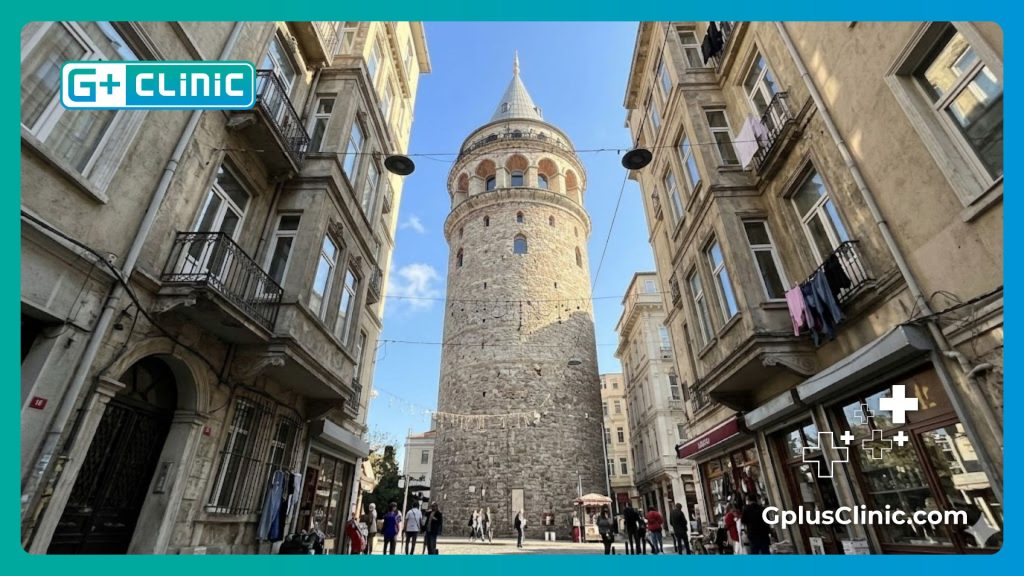 Auténtica vista de la Torre Gálata en Estambul, invitando a los pacientes internacionales.