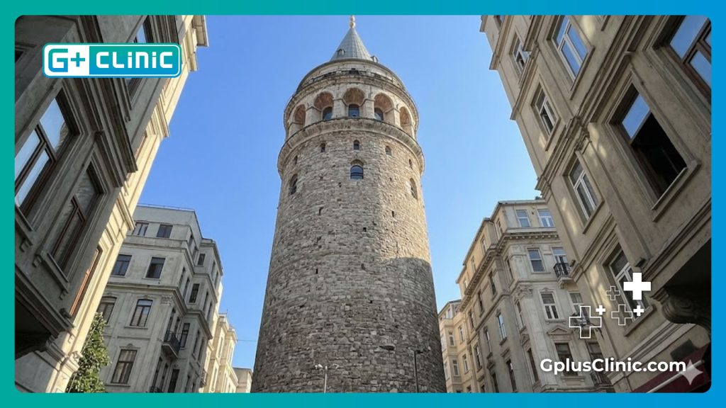 Médecin accueillant chaleureusement un patient à Istanbul près d'un monument historique