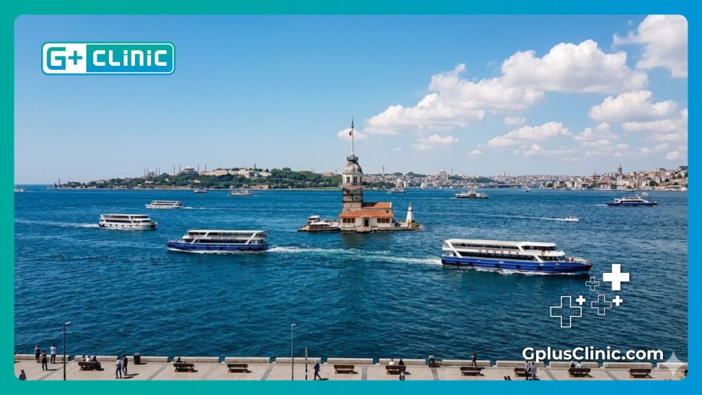 Médico amable dando la bienvenida a una paciente a Estambul