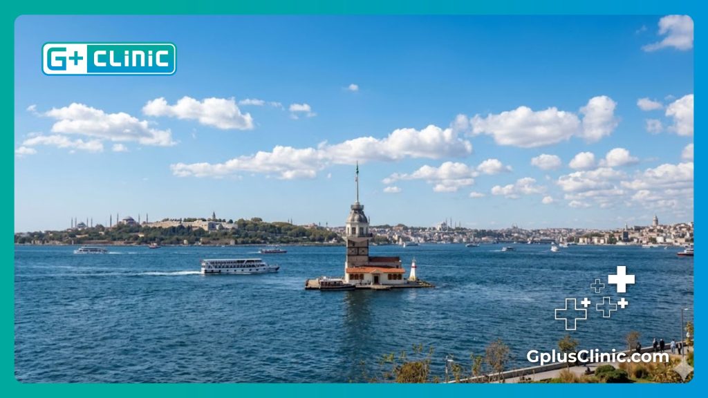 Vista soleada del estrecho del Bósforo en Estambul, su destino médico de confianza.
