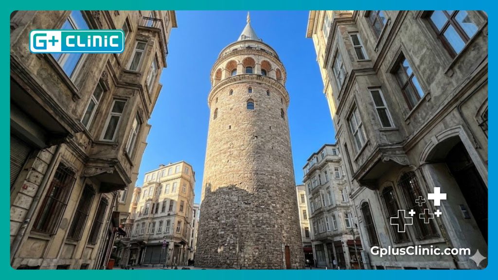 La emblemática Torre de Gálata bajo el sol de Estambul, epicentro de la medicina estética.