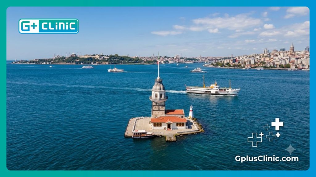 Espectacular vista diurna de la Torre de la Doncella en el Bósforo, símbolo del turismo médico en Estambul.