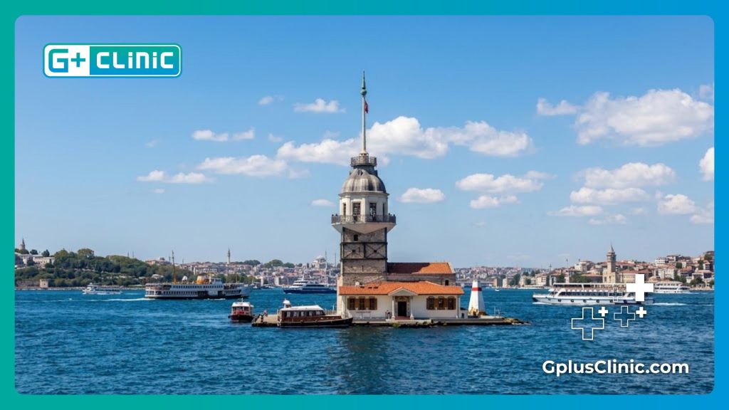 Девичья башня на проливе Босфор в Стамбуле в ясный солнечный день.