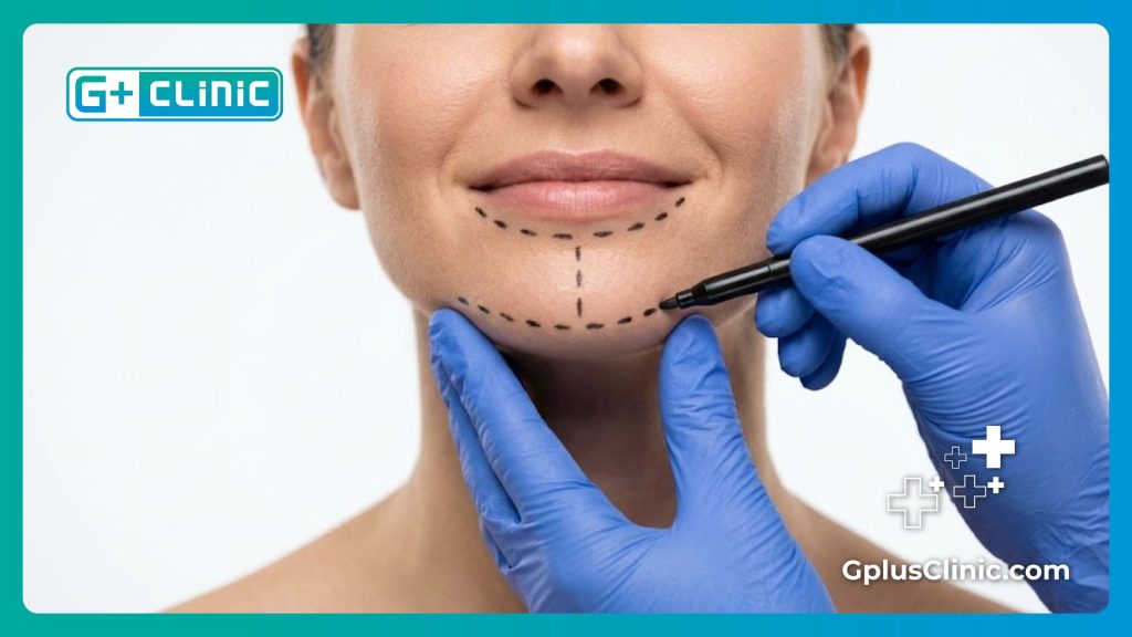 Traçage médical sur le menton d'un patient avant l'opération esthétique.