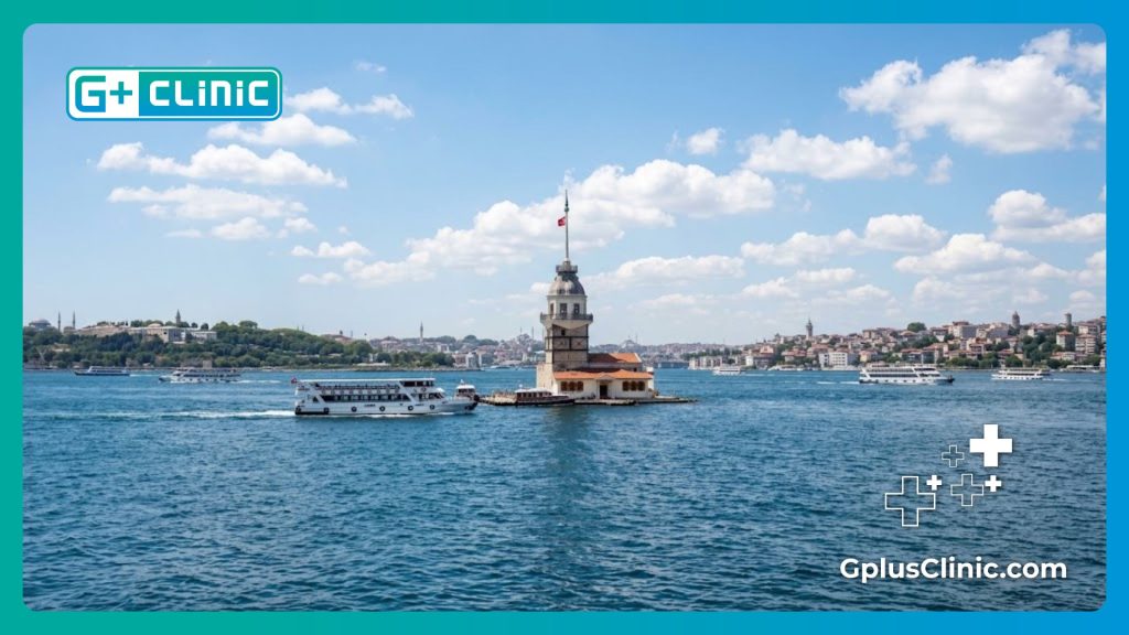 Девичья башня в Стамбуле на фоне пролива Босфор в солнечный день.