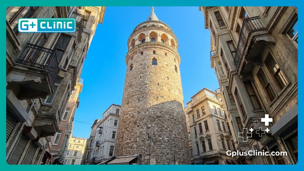 برج غلطة التاريخي في اسطنبول تحت سماء زرقاء صافية.