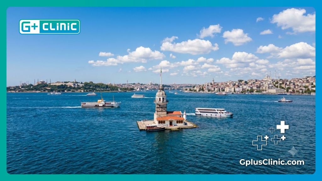 Девичья башня в водах Босфора на фоне ясного неба в Стамбуле.